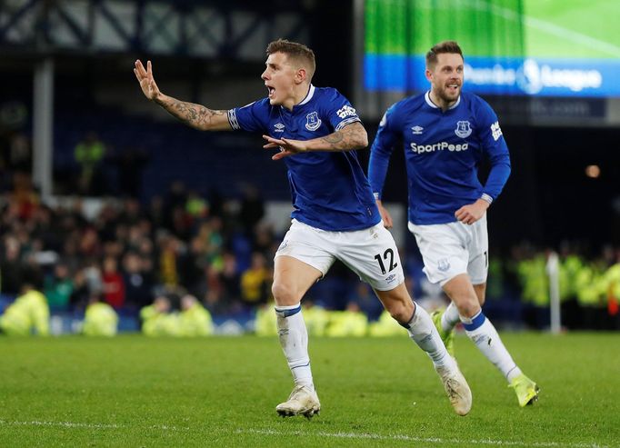 Lucas Digne slaví gól v zápase proti Watfordu.