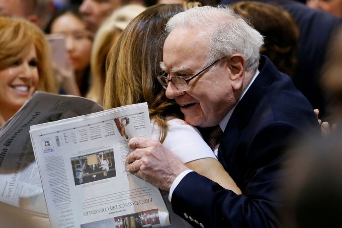 Warren Buffett objímá svou spolupracovnici a americkou supermodelku Kathy Irelandovou před jednou ze schůzí společnosti Berkshire Hathaway.