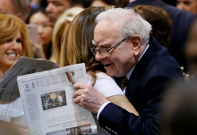 Warren Buffett objímá svou spolupracovnici a americkou supermodelku Kathy Irelandovou před jednou ze schůzí společnosti Berkshire Hathaway.