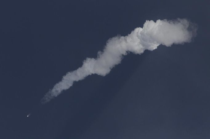 The Long March II-F rocket (bottom L) loaded with a Shenzhou-9 manned spacecraft carrying Chinese astronauts Jing Haipeng, Liu Wang and Liu Yang is seen with its smoke in the sky over the Jiuquan Satellite Launch Center, Gansu province June 16, 2012. China launched the spacecraft putting its first woman, 33-year-old female fighter pilot Liu Yang, in orbit on Saturday as the country takes its latest step towards building a space station within the decade. REUTERS/Jason Lee (CHINA - Tags: MILITARY SCIENCE TECHNOLOGY) Published: Čer. 16, 2012, 11:57 dop.