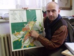 Miloš Navrátil z Městského úřadu v Mníšku pod Brdy ukazuje na mapě střed města, který se stává domovem divokých prasat.