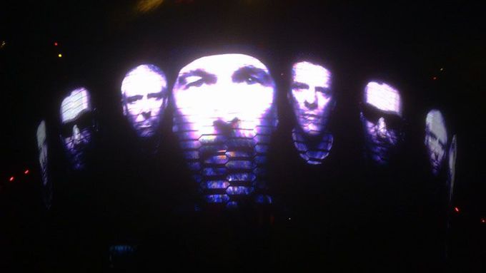 U2 remixují sami sebe přímo na koncertě... Crazy Tonight