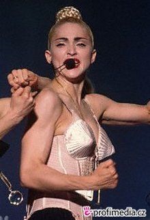 Blonde Ambition tour (1990), kostým navrhl Jean-Paul Gaultier.