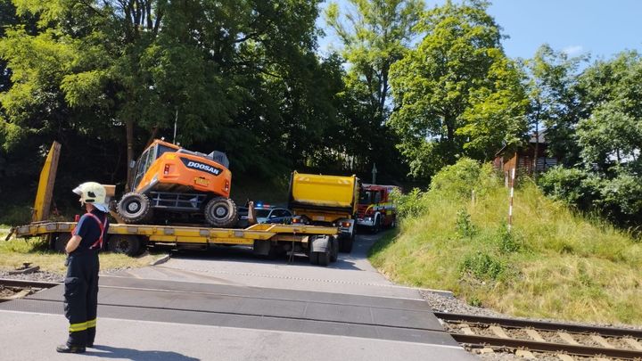 U Liberce se srazil vlak s nákladním autem převážejícím bagr. Zranilo se 18 lidí