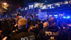 Policisté na demonstraci v Berlíně.