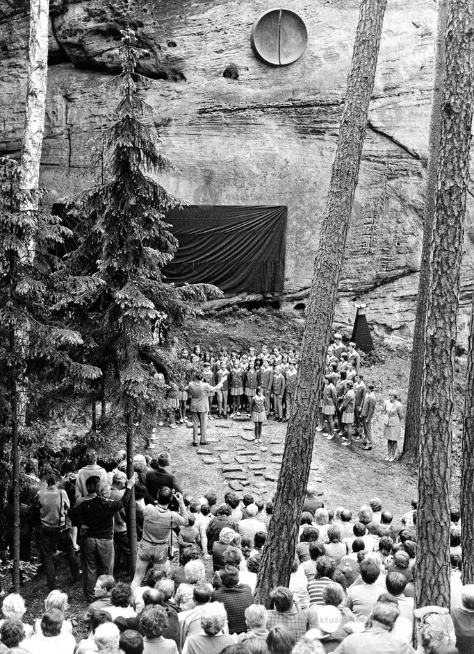 Otevření symbolického hřbitova ve Skaláku v Turnově v červenci 1971