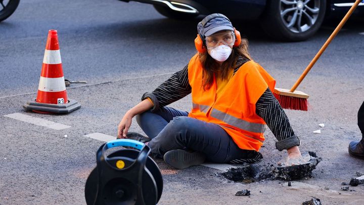 Aktivisté zablokovali Berlín, naštvaný řidič se je snažil odlepit od silnice; Zdroj foto: Reuters