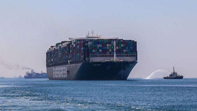 Loď, která ucpala Suez, konečně odplouvá pryč. Obra zadržovali na jezeře
