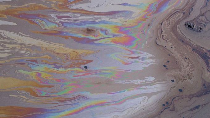 Jak chutná stará ropa na lagunách smrti? Podívejte se zblízka