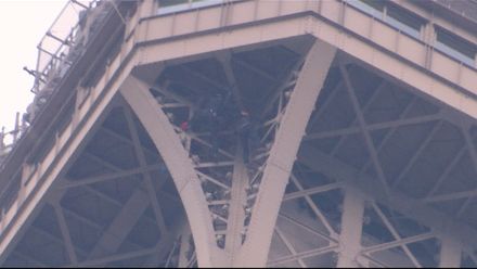 Drama na Eiffelovce: Muž vyšplhal na věž, vydržel tam šest hodin, skončil ve vazbě