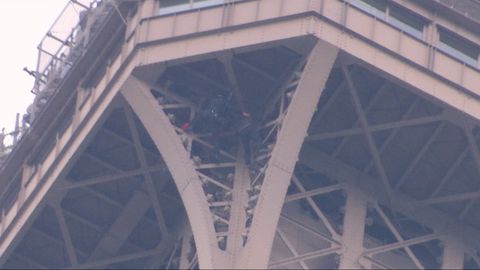 Drama na Eiffelovce: Muž vyšplhal na věž, vydržel tam šest hodin, skončil ve vazbě