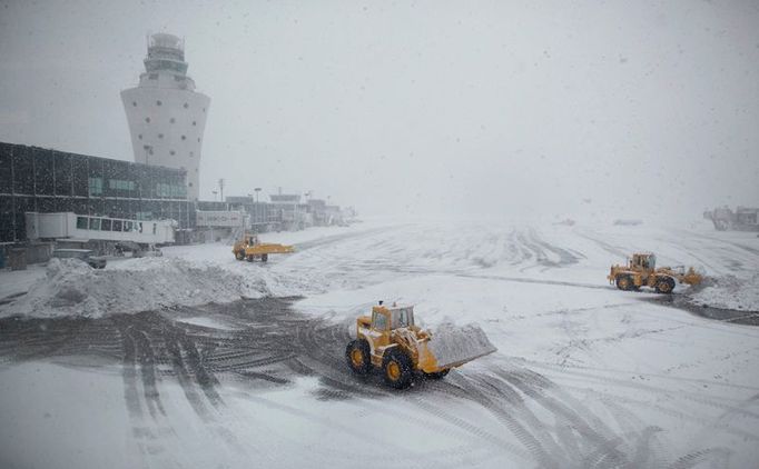 Těžké stroje se snaží odklidit přistávací plochy letiště Laguardia v New Yorku.