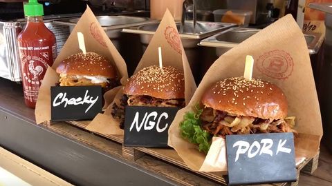 Hamburgery, hranolky, kremrole. Pražané se přejídali v pojízdných fastfoodech