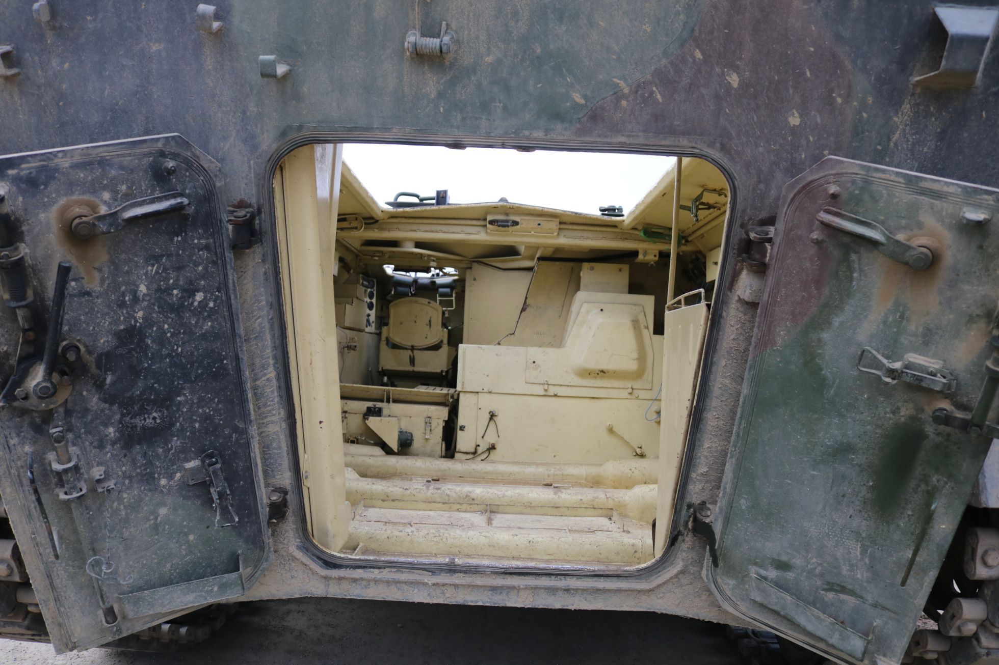 Obrněný pásový transporter Saurer 4K 4FA
