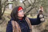 "Chceme zjistit víc o zimujících ptácích u nás," říká Lucie Hošková, zástupkyně ředitele ptačí organizace.