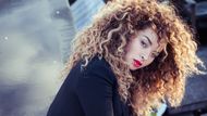 ELLA EYRE (20. června, 19:00, Kinského zahrada, Main Stage). Dvacetiletá britská zpěvačka Ella Eyre patří mezi největší hudební objevy britských ostrovů poslední doby a její páteční koncert ozdobí také pražské Ostrovy. Londýnská rodačka s nezaměnitelným vokálem a stejně působivým účesem se nejprve prosadila díky spolupráci s elektronickým projektem Rudimental, s kterými díky singlu Waiting All Night dosáhla na špičku britské hitparády, v lednu tohoto roku Ella Eyre ohlásila skladbou All About You očekávaný sólový debut.