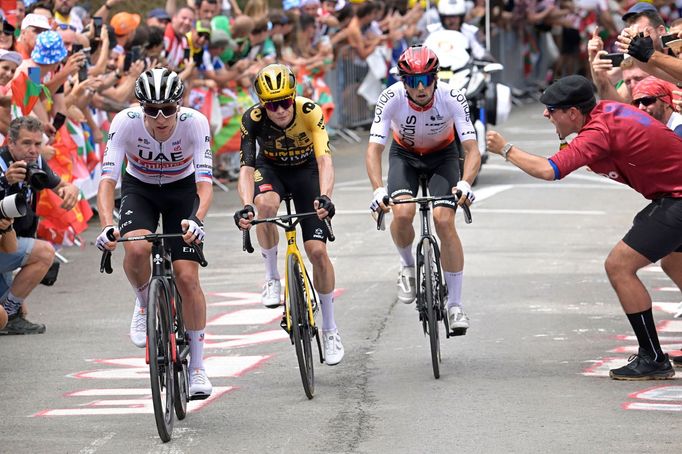 Tour de France 2023: Zleva Tadej Pogačar, Jonas Vingegaard a Victor Lafay.