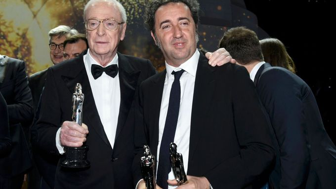 Herec Michael Caine a režisér Paolo Sorrentino s cenami, které jim přinesl film Mládí.