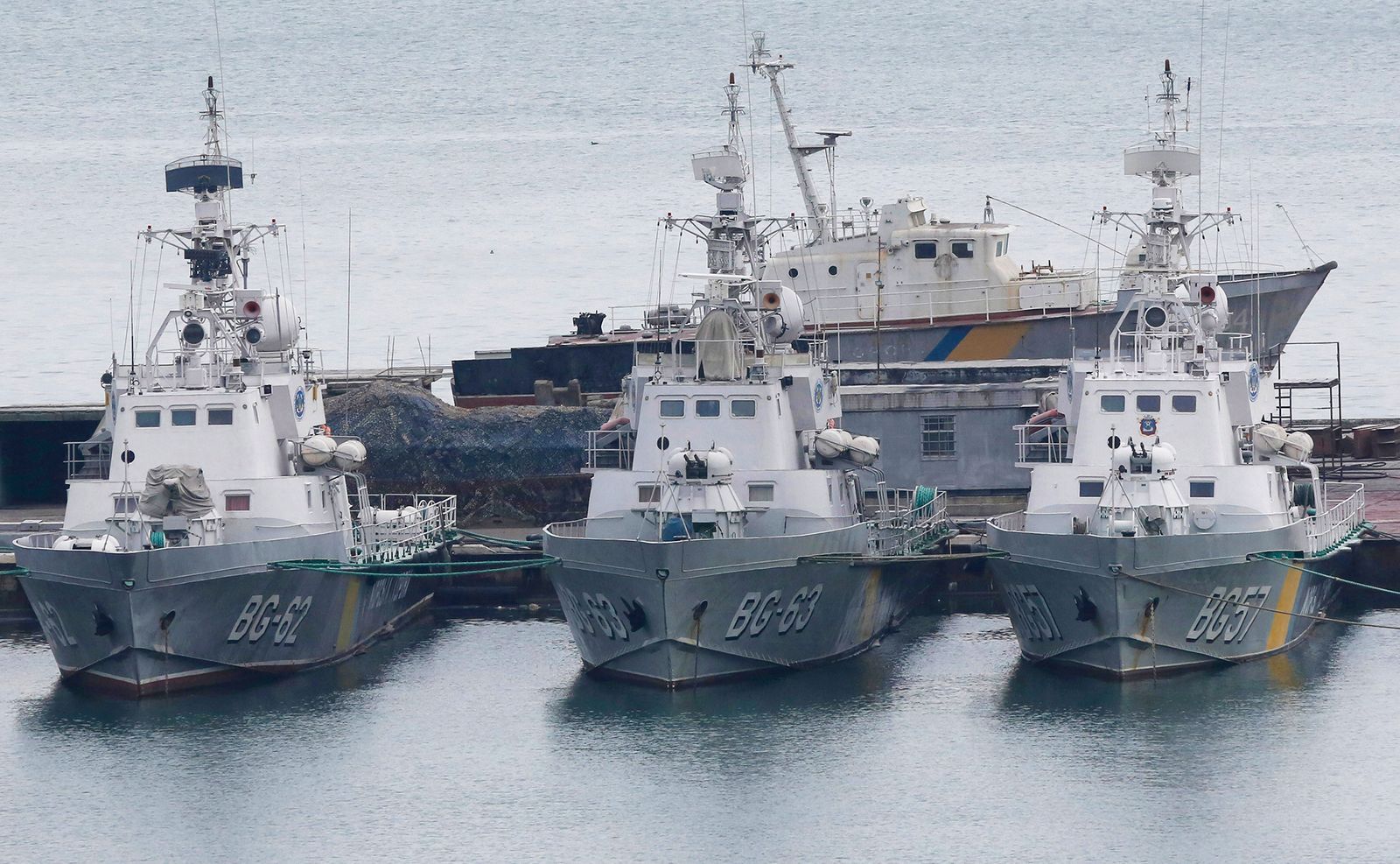 Ukrajinské lodě kotvící u Černého moře nedaleko Oděsy / Reuters / 26. 11. 2018