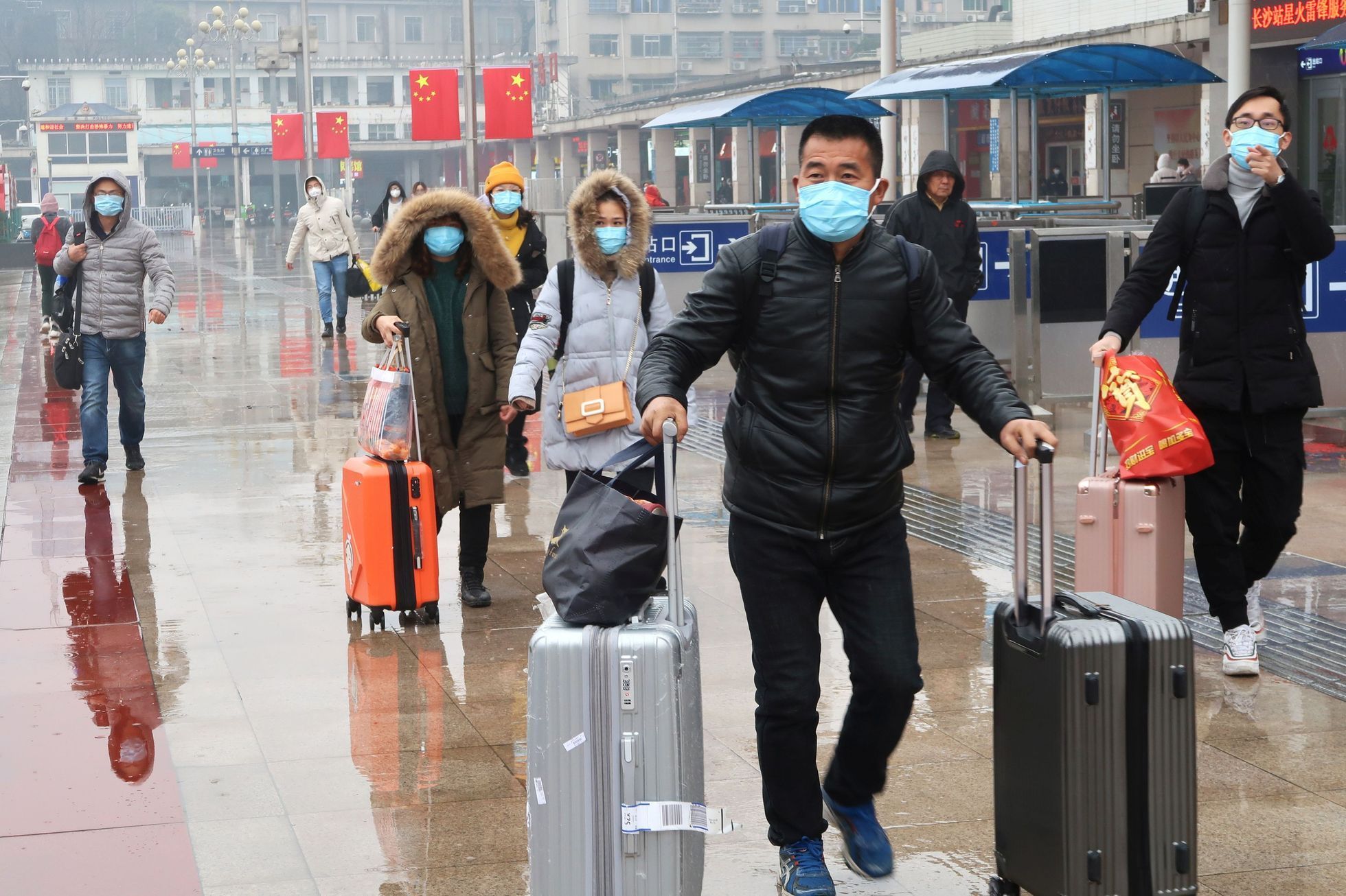 Čína - Hunan - koronavirus - cestující