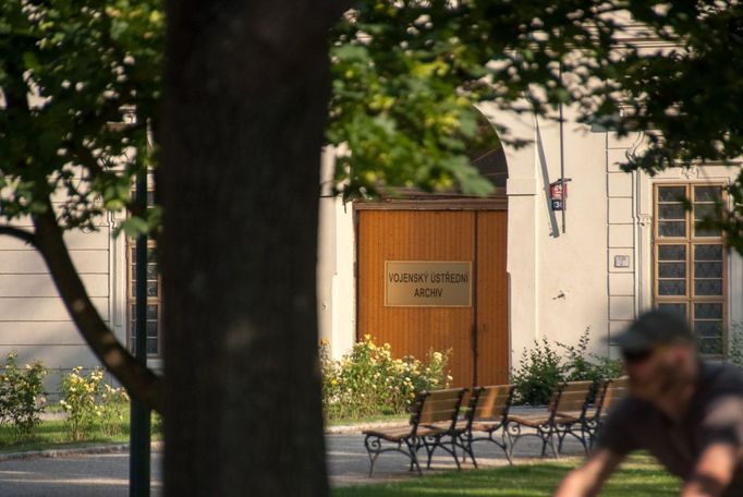 Pohled na vchod do budovy Invalidovny, kde v současné době sídlí Vojenský ústřední archiv.