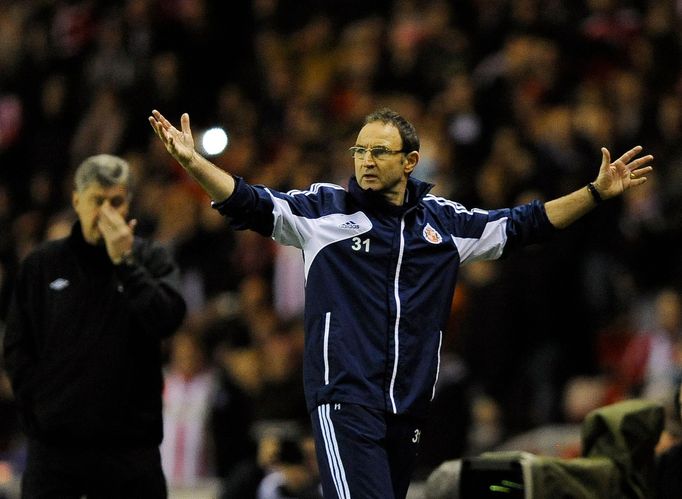 Kouč Sunderlandu Martin O'Neill gestikuluje v zápase s Manchesterem City.