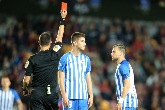 Rozhodčí Petr Ardeleanu dává červenou kartu v ligovém zápase Sparta - Liberec.