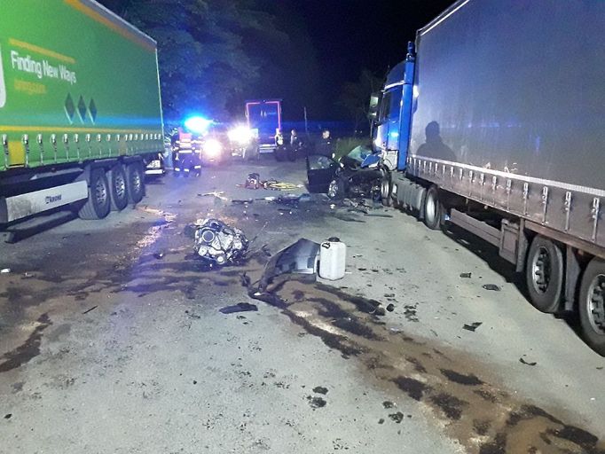 Nehoda osobního vozidla a kamionu u Šternberku.