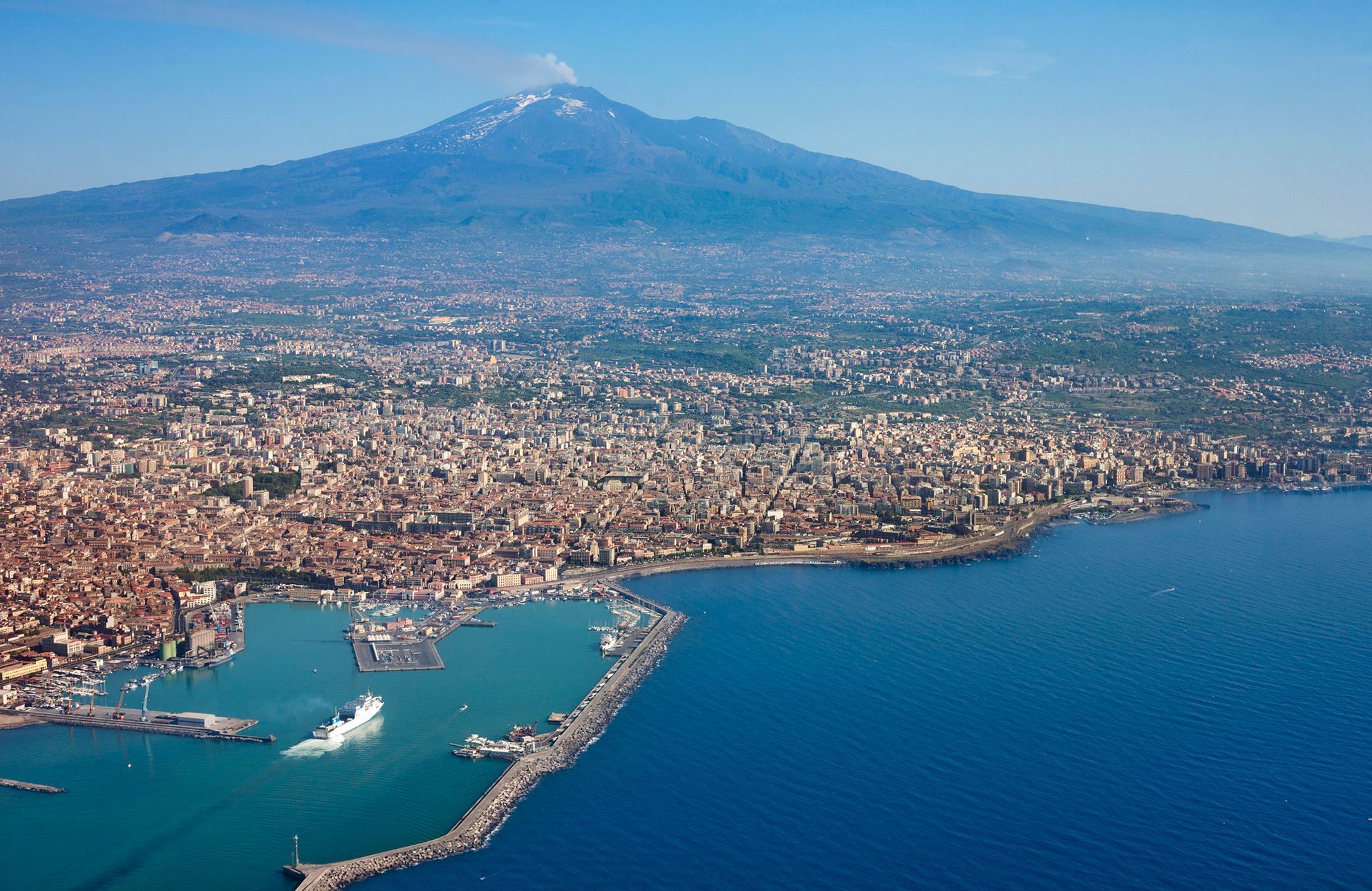 Sopka Etna nad Katánií, Itálie