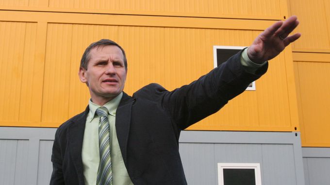 Jiří Čunek před proslulými "kontejnery" na bydlení.