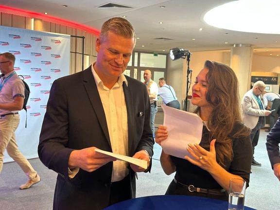 Europoslanec Filip Turek se svou spolupracovnicí Gabrielou Sedláčkovou, která je lídryní Motoristů sobě v Olomouckém kraji  na sobotním sněmu Motoristů v Olomouci.