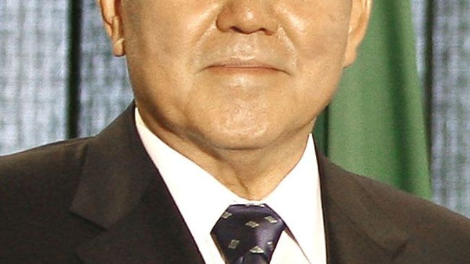 Nursultan Nazarbajev, Vůdce národa a Lidový hrdina.