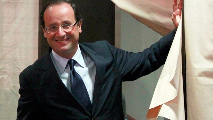 Hollande odevzdal svůj hlas v Tulle na jihozápadě Francie.