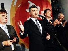 Předseda SDP a kandidát na premiéra Zoran Milanovič (druhý zleva) slaví s kolegy ze sdrážení Kukuriku volební vítězství