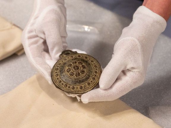 Studenti budou moci studovat artefakty v rámci nového kurzu archeologie - budou zjišťovat, odkud předměty pocházejí a z jakého období mohou být.