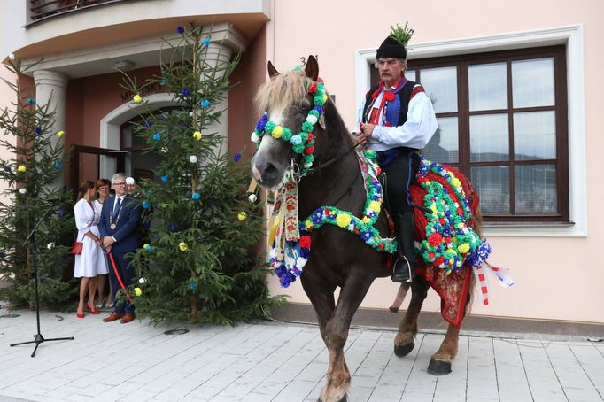 Praporečník Milan Stašek před radnicí