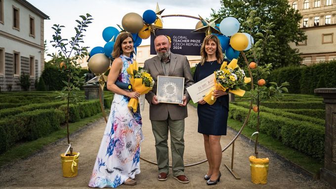 Vítězové letošního ročníku Global Teacher Prize Czech Republic Karel Gamba, Pavlína Moravcová (vpravo) a Olga Kovaříková.
