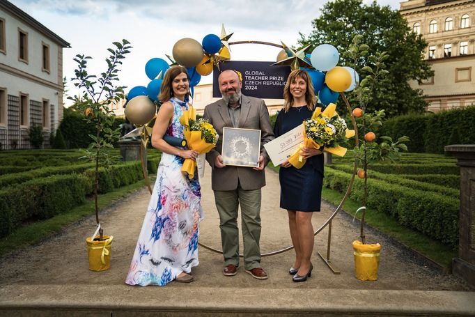 Vítězové letošního ročníku Global Teacher Prize Czech Republic Karel Gamba, Pavlína Moravcová (vpravo) a Olga Kovaříková.