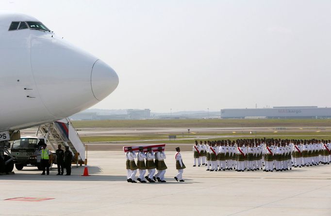 Těla mrtvých, kteří zahynuli po sestřelení letu MH17 letecké společnosti Malaysia Airlines, se vrátila pozůstalým.