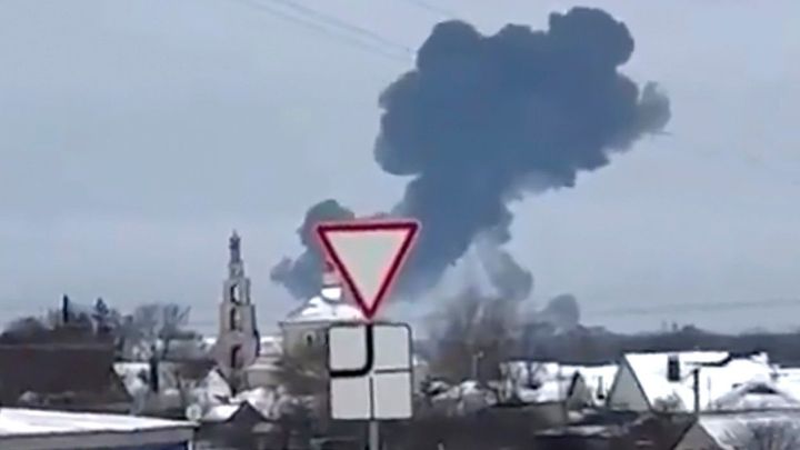 Moskva a Kyjev se vzájemně viní z pádu letounu v Belgorodu. Co se ví o zřícení Il-76