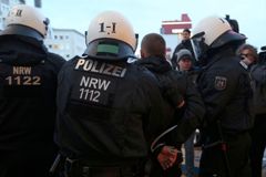 Kolínské policii se přihlásilo 379 obětí ze Silvestra, odpůrce migrantů pacifikovala vodními děly