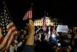 Lidé v ulicích skandovali "jů-es-ej", mávali americkými vlajkami a zpívali.