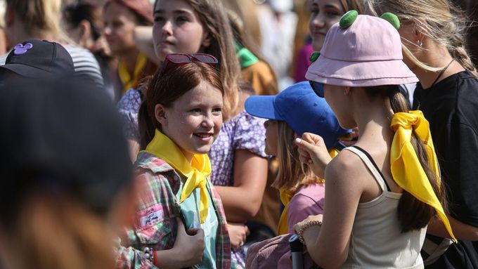 Děti v Mariupolu se shromažďují na náměstí před odjezdem do dětských zdravotních táborů v Petrohradě.