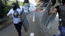 Coal miners run during confrontations with the riot Civil Guard after setting an incendiary device to a barricade near highway A-66 in Vega del Rey, near Oviedo, northern Spain, June 4, 2012. Spain's economy contracted for the second time since late 2009 and four years of stagnation and recession have pushed unemployment above 24 percent, the highest rate in the European. REUTERS/Eloy Alonso (SPAIN - Tags: POLITICS CIVIL UNREST BUSINESS EMPLOYMENT SOCIETY TPX IMAGES OF THE DAY) Published: Čer. 4, 2012, 10:38 dop.