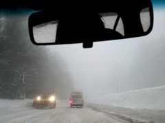 Silnice I/310 v Orlických horách: bílá tma a vyjeté koleje v souvislé vrstvě sněhu