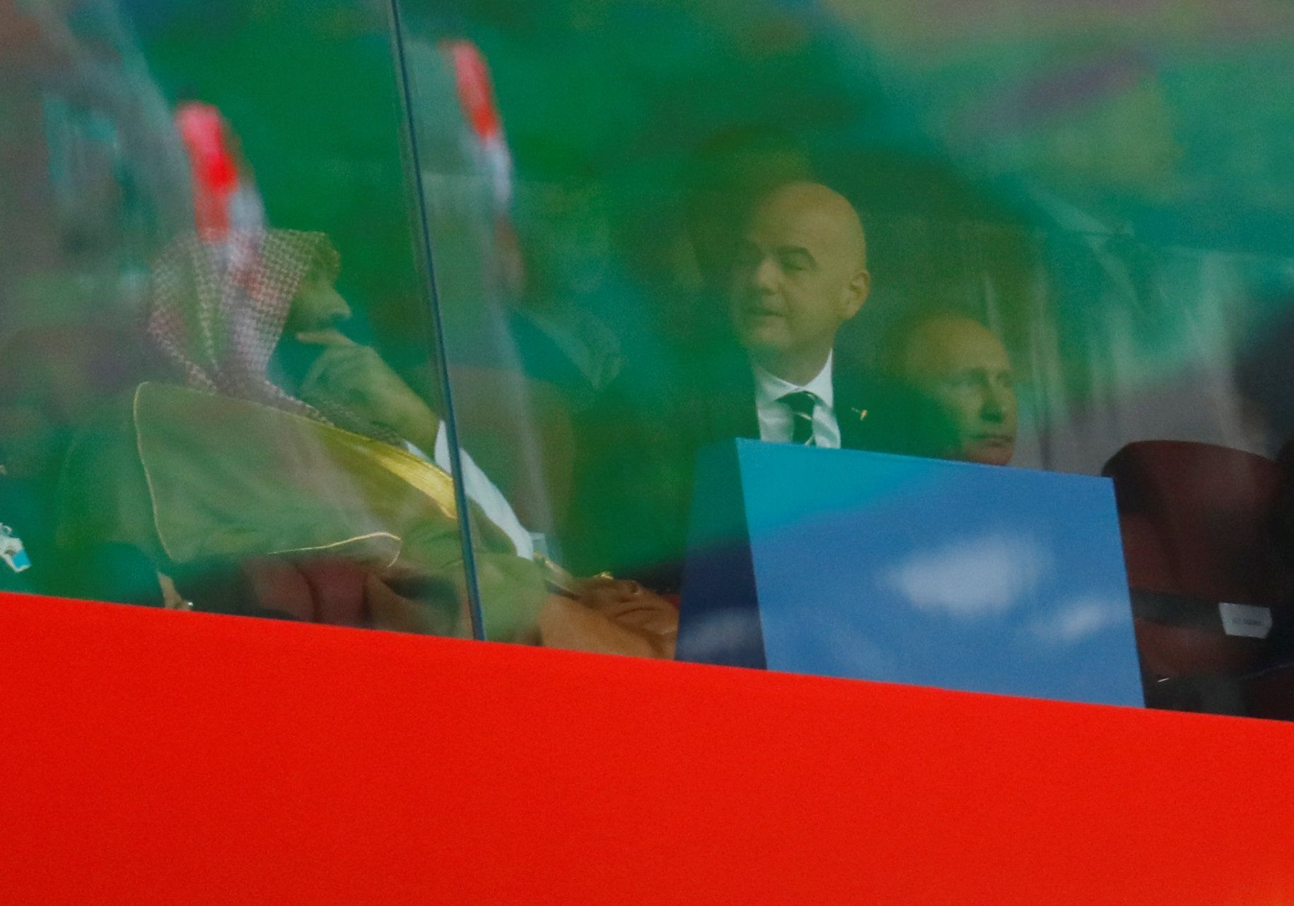 Král Salmán bin Abd al-Azíz, šéf FIFA Gianni Infantino a Vladimir Putin v zápase Rusko - Saúdská Arábie na MS 2018.
