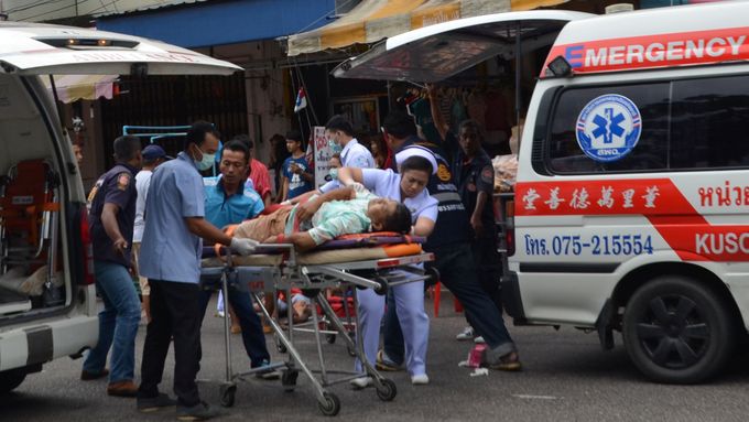 Záchranáři poskytují první pomoc oběti při čtvrtečním výbuchu v Thajské provincii Trang