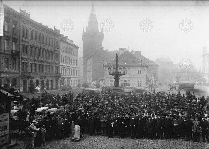 Pohled na Senovážné náměstí na Novém Městě při trhu ("Poslední obilní trh"). V pozadí vlevo věž zvonice kostela sv. Jindřicha. Rok 1894