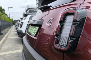 Publikum v sále ztichlo. Jízdní premiéra Renaultu 4 měla nečekaně mrazivý úvod