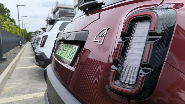 Publikum v sále ztichlo. Jízdní premiéra Renaultu 4 měla nečekaně mrazivý úvod